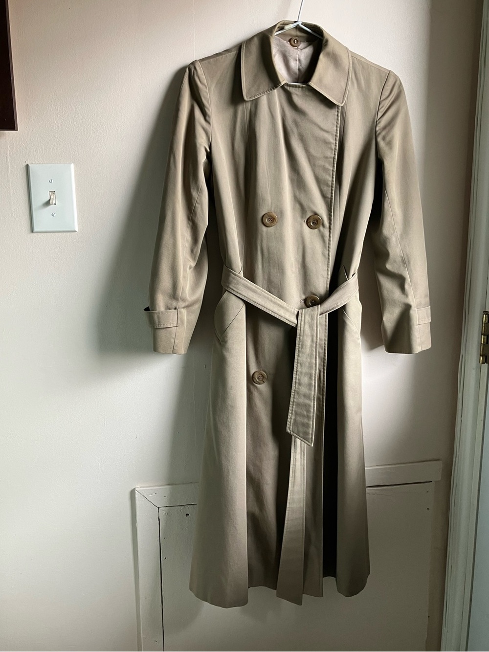 Aquascutum - Taupe Beige Double-Breasted Trench Coat